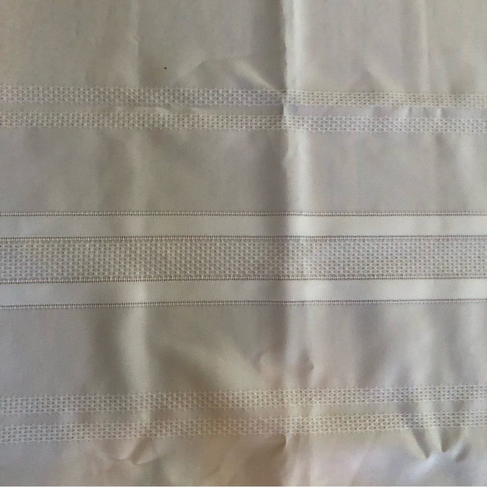 Beautiful Vintage Tablecloth with simple elegant classic raised pattern - Picture 5 of 10